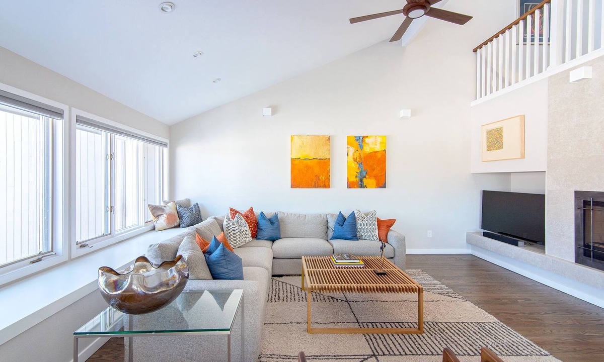 Wonderland Hills House | Beautiful Townhouse on Wonderland Lake