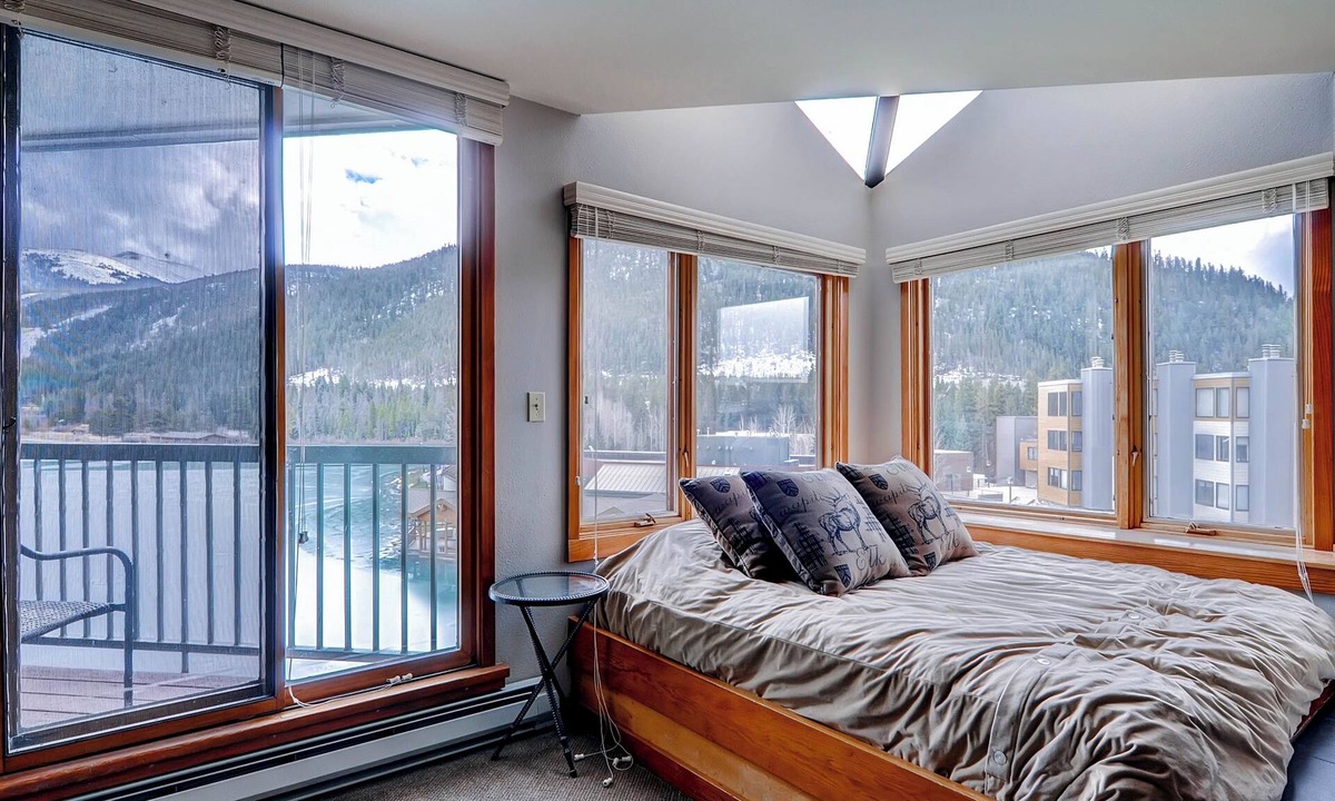 Lakeside Village Condo | Beautifully Renovated 1Br Condo~Sleeps up to 4