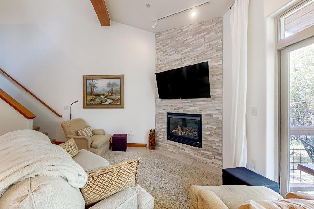 Willow Grove Apartment | Blue River Grove