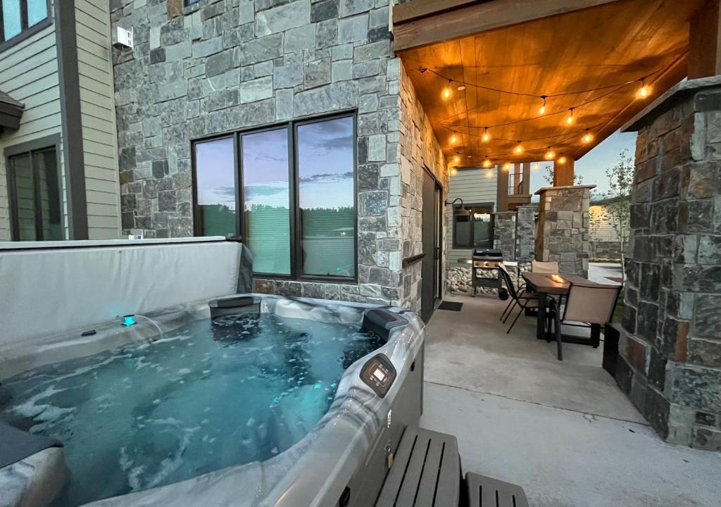 Fraser Apartment | Brand New! Private hot tub, bunk room and walkable to restaurants/shops