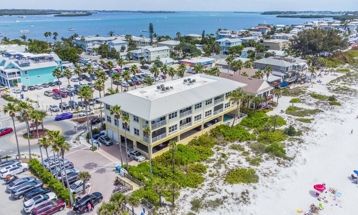 Bradenton Beach House | Breakers 4 at Sandcastle · Gulf & Bridge St Views · Sleeps 8