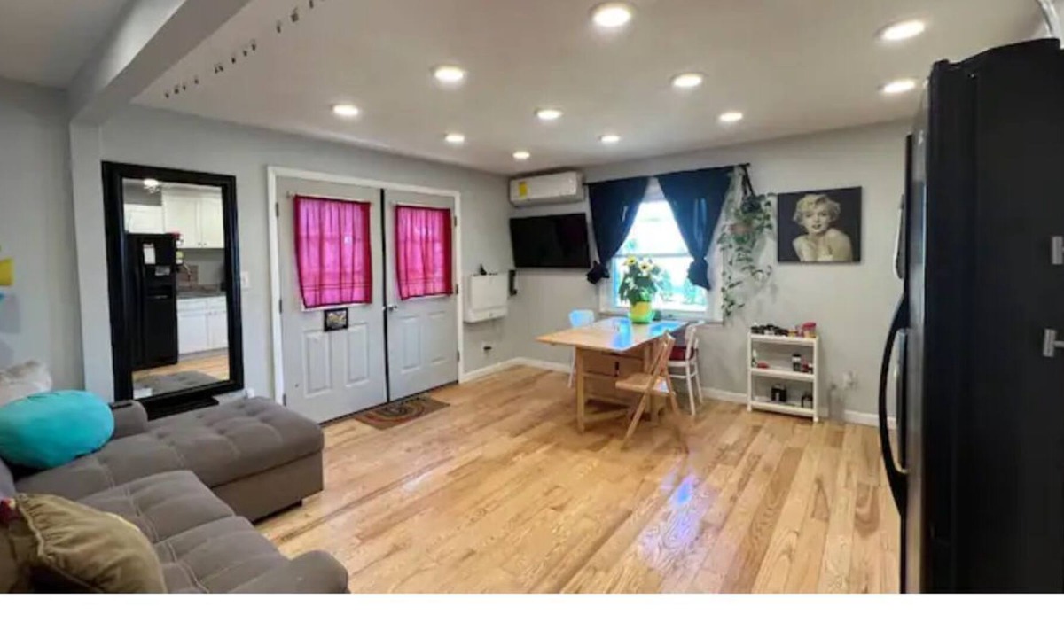 Johnston Apartment | Bright & Comfy Private Entrnce Suite | 1-BR | Kitc