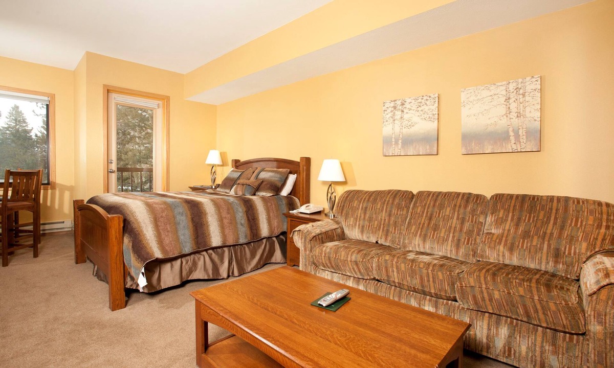 Mountain House Apartment | Bright Mountain Condo for 4 with Full Kitchen