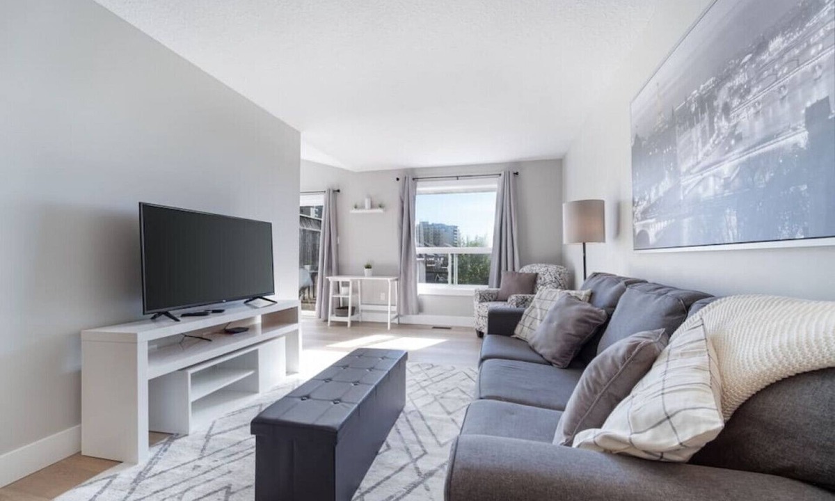 Kitchener House | Bright & Spacious - 3-Bedroom Home