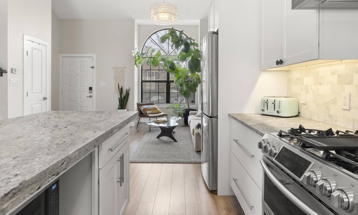 South Westminster House | ☀️Bright Upscale Mid-Mod Home☀️Hot Tub + Firepit