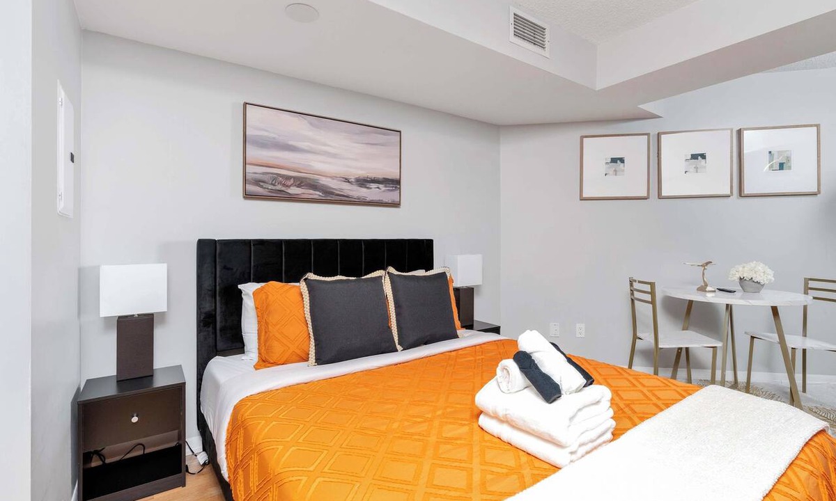 Fort York Apartment | Bright Waterfront Studio Steps to DT Toronto