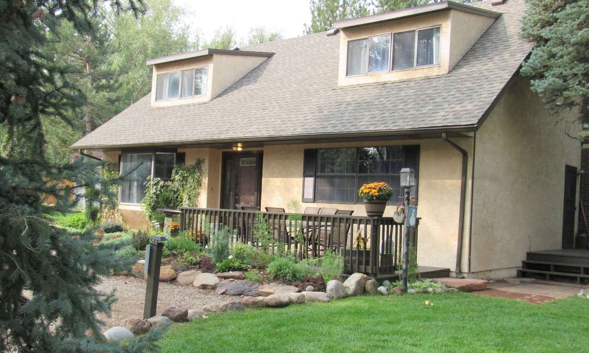 Broadmoor House | Broadmoor Area Home Great for Families and Pets!