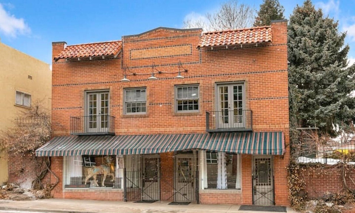 Englewood Apartment | Carousel One - 720 sf in a proven location with a proven host