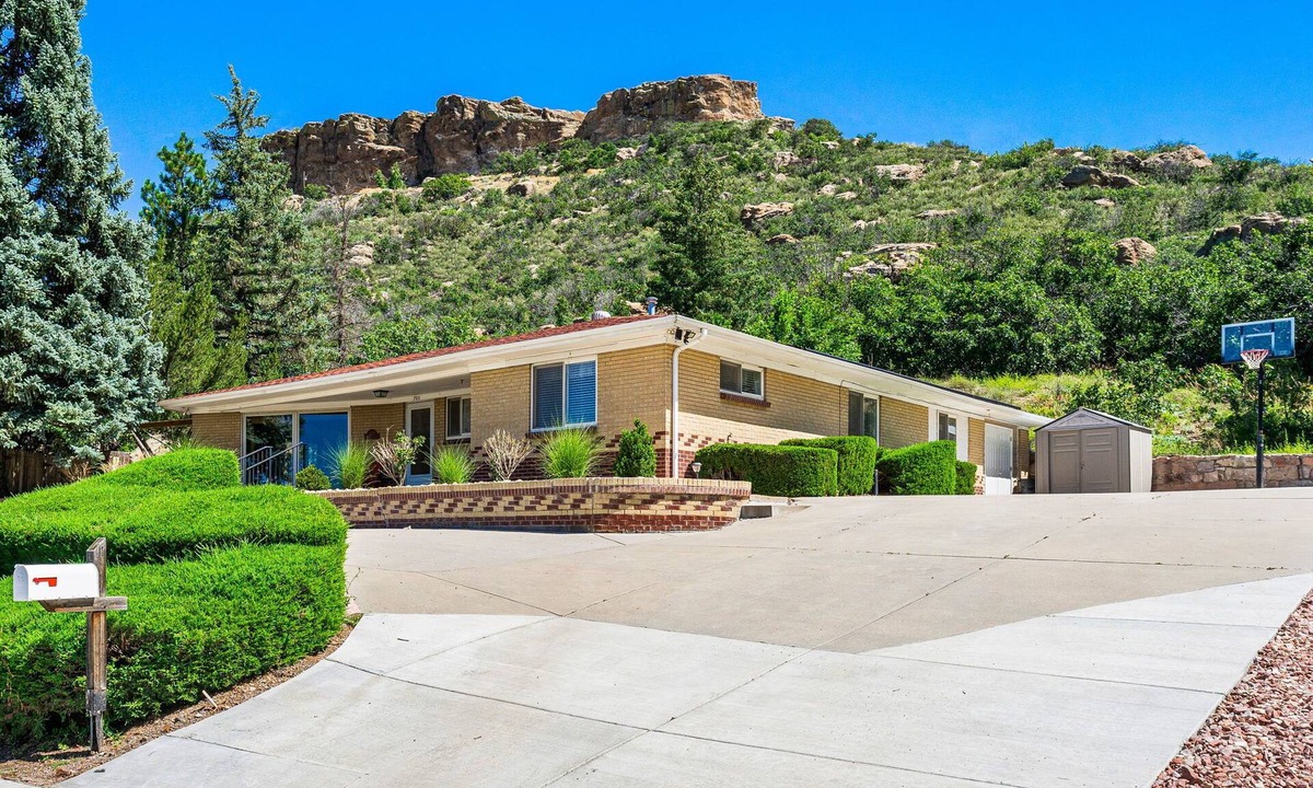 Castle Rock House | CASTLE ROCK - EXPLORERS WONDERLAND-WALK TO DOWNTOWN!