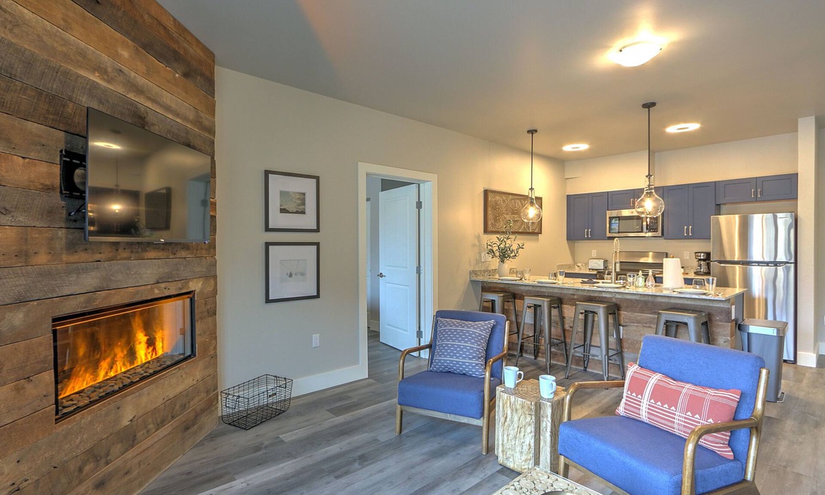 Glenwood Springs Apartment | Caverns Village Condo #207, Steps from Iron Mt. Hot Spgs, Near Gondola & Downtwn