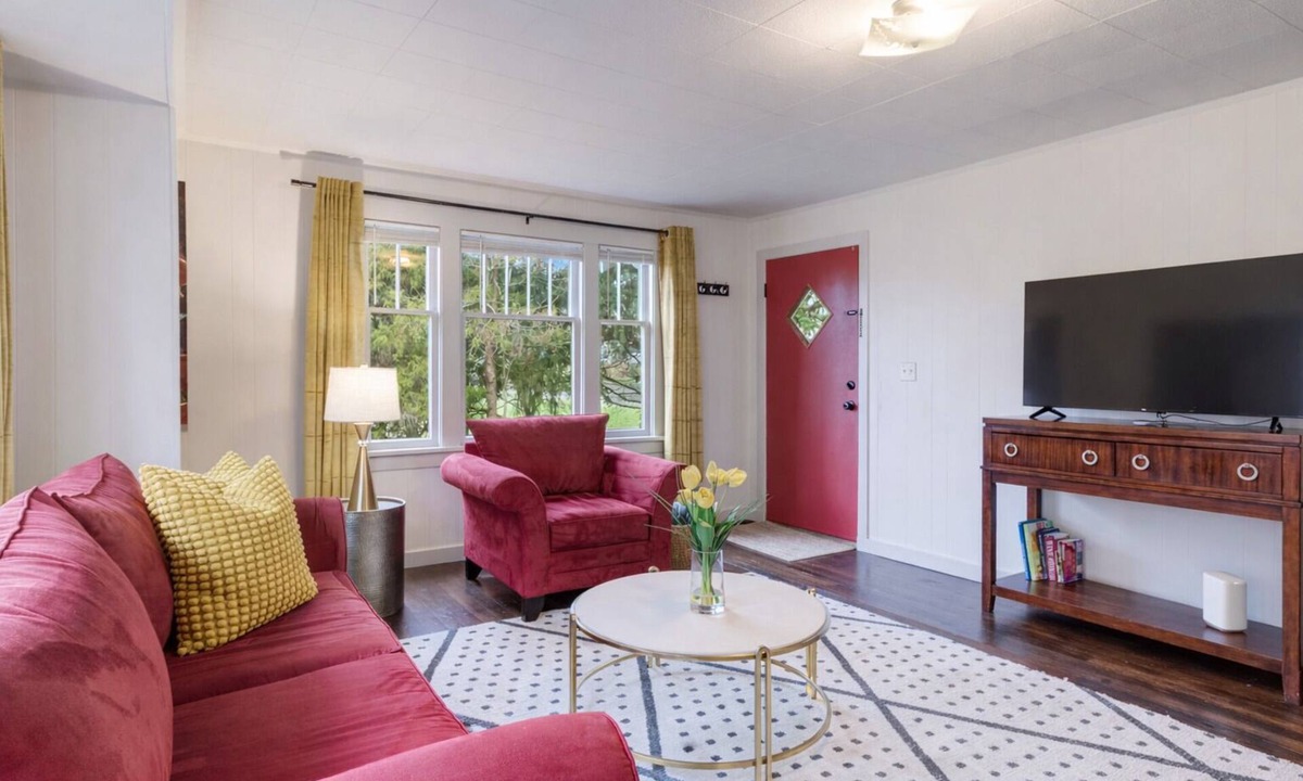 Olympia House | Charming 1900s 2BR Olympia home—walkable to downtown, pet-friendly