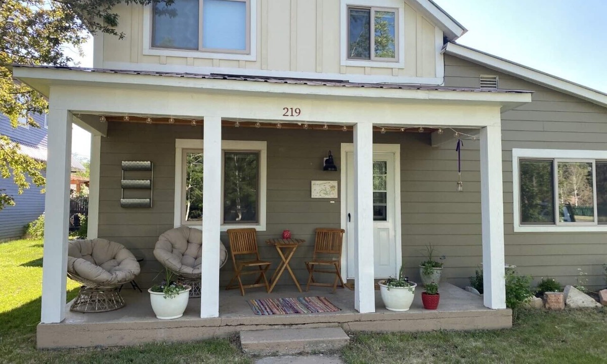 Gunnison House | Charming 5 Bedroom in town with 6 bikes!