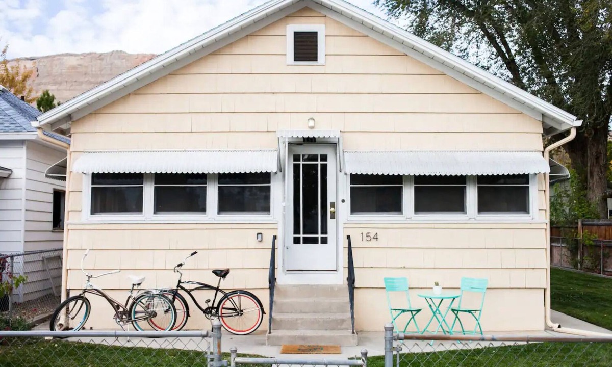 Palisade House | Charming Bungalow in the Heart of Town- Family Friendly/2 Bikes/Firepit!