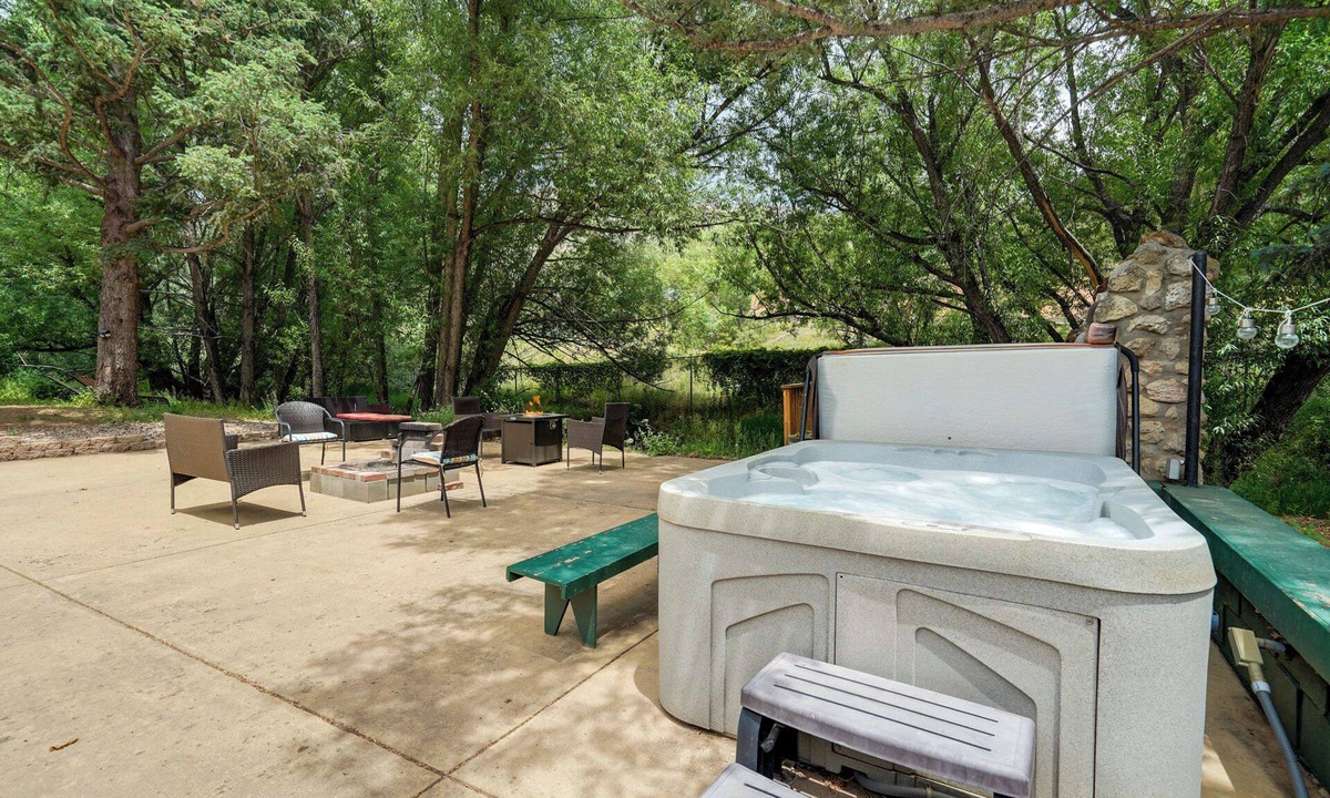 Cascade House | Charming Creekside 2BR/2BA/Kitchen @ Pikes Peak
