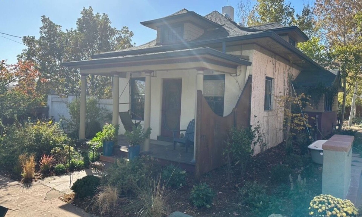 Sloan Lake Cottage | Charming cottage, private pickleball, walk to restaurants, fast wifi, 1 acre