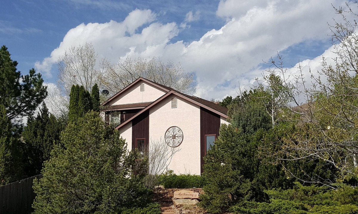 Mountain Shadows House | Charming Home quiet neighborhood lovely back yard 5 min from Garden of Gods