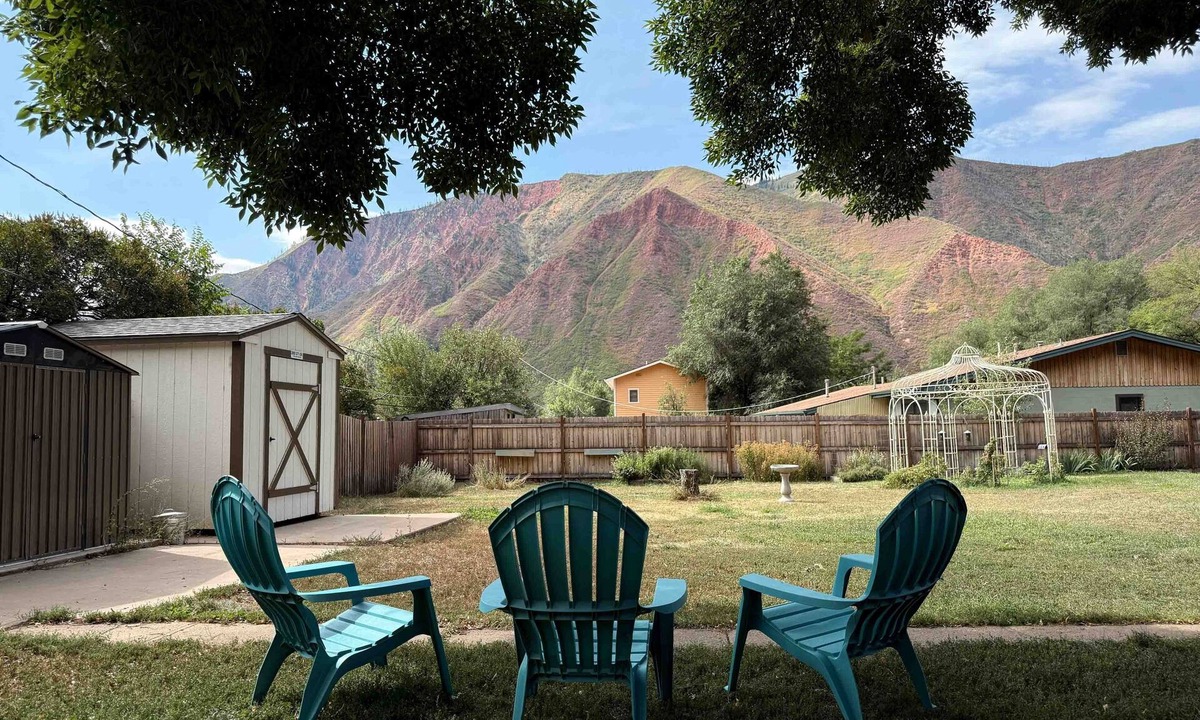 Glenwood Springs House | Charming mountain home with large yard, stunning views, and dog-friendly