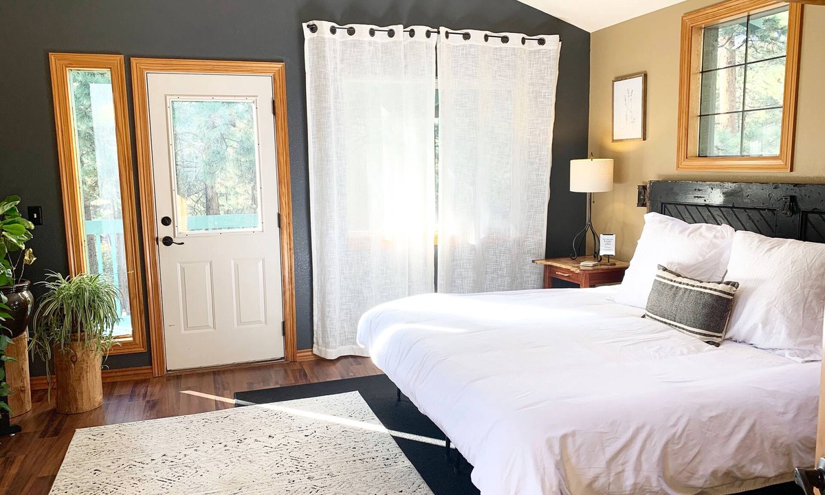 Larkspur Apartment | Charming Rustic Ranch