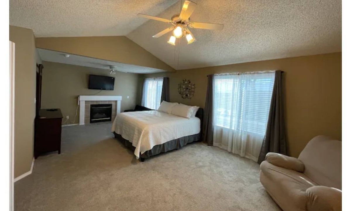 Southeast Colorado Springs House | Cheerful 5-bedroom Colorado Mountain View home