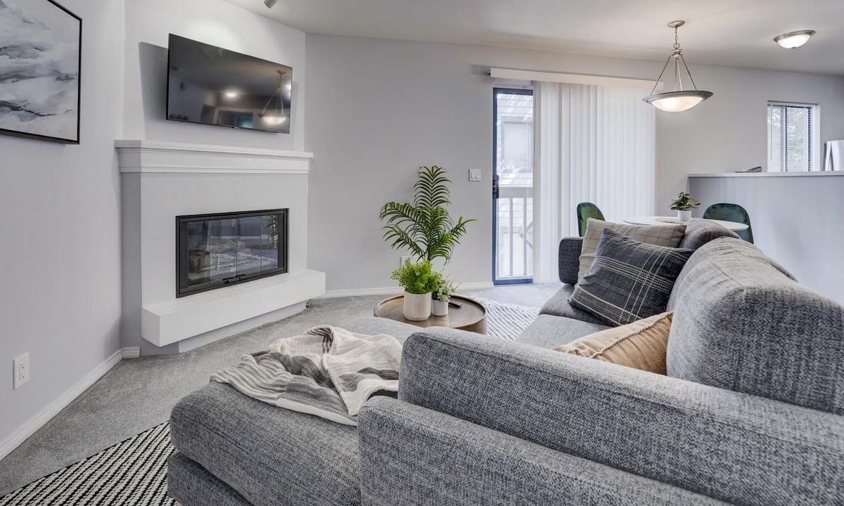 Greenwood Village Condo | Chic 2 Bdrm Condo Combo w/ Community Pool & Gym!