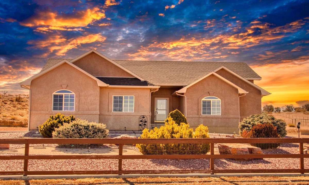 Pueblo West House | Close to Royal Gorge, Pueblo Lake, Famous river walk, Colorado Springs, Salida