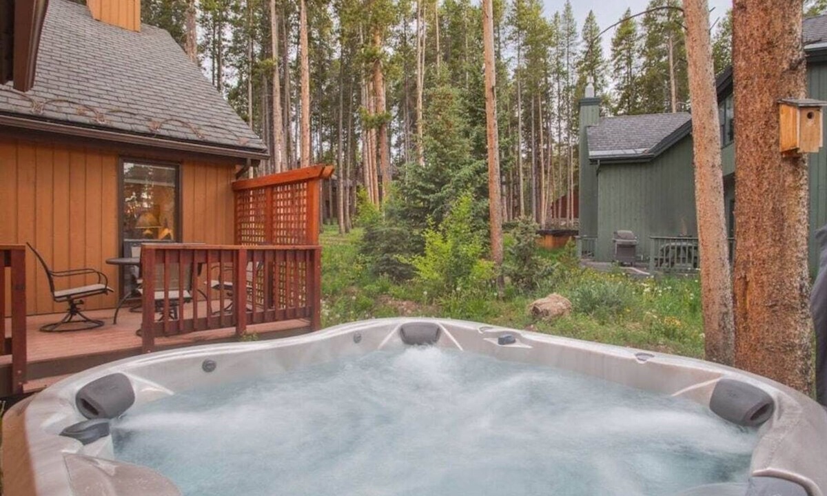 Warrior's Mark West House | Close to town, 4 bd, Pet Friendly, Hot Tub