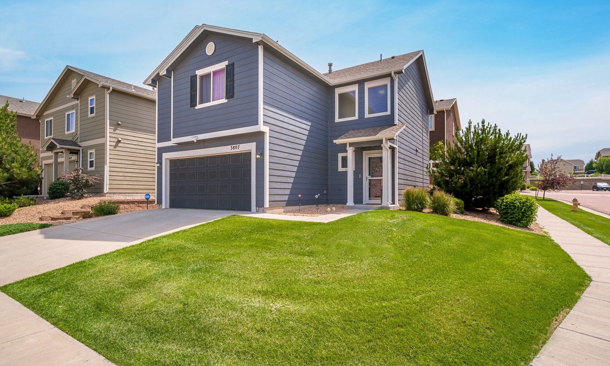 Stetson Hills House | Colorful Co Spgs-Bright, Stylish, Mt Views, Self Check-In, Parking, WiFi & More!