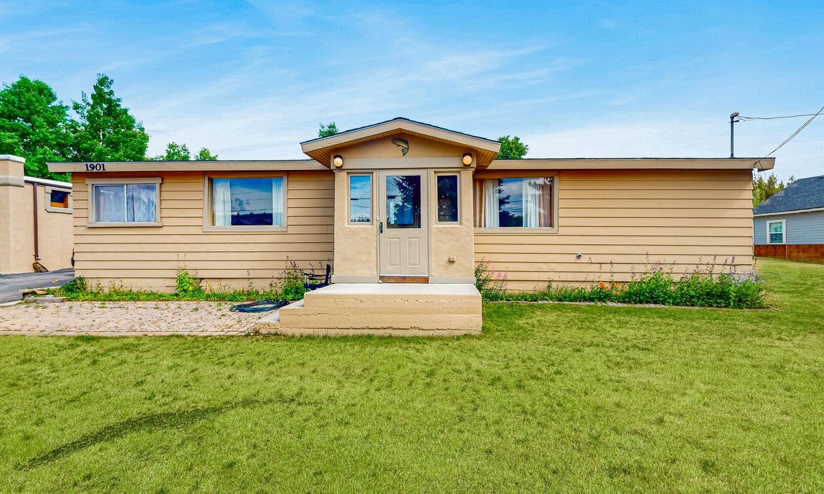 Leadville House | Comfortable home with kitchen and Washer/Dryer- great location