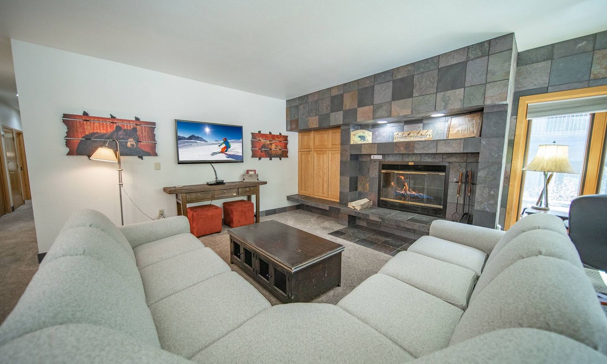 Mountain House Condo | Condo with private hot tub & quick walk to slopes