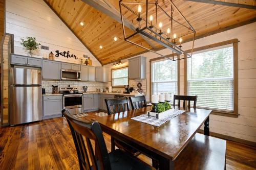 Broken Bow House | Convenient Romantic Hot Tub BBQ 3-night special!