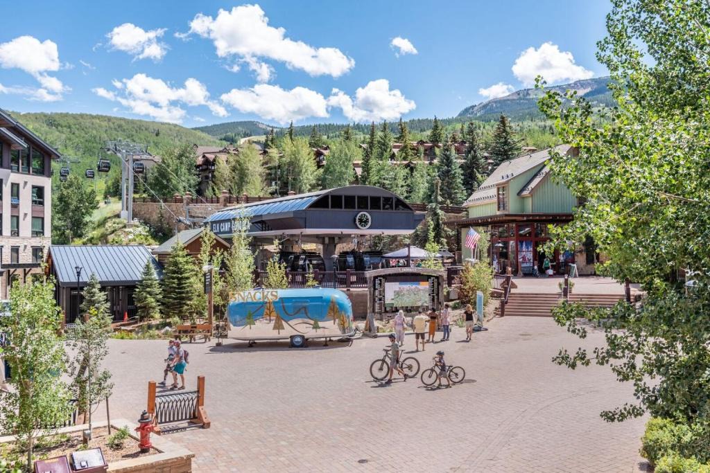Snowmass Village Apartment | Corner 3BR Condo Facing the Slopes