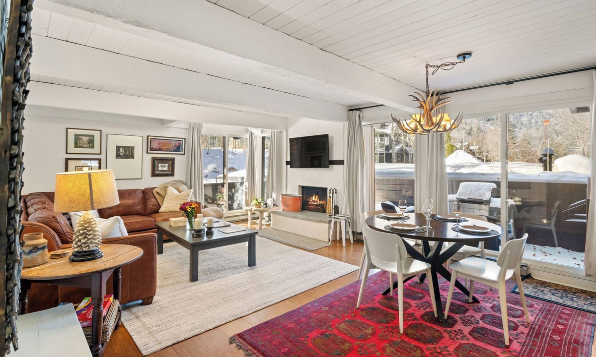 Aspen Condo | Corner unit, Views of Aspen Mtn, Bright, Heated Pool, Hot Tub, Walk to Gondola