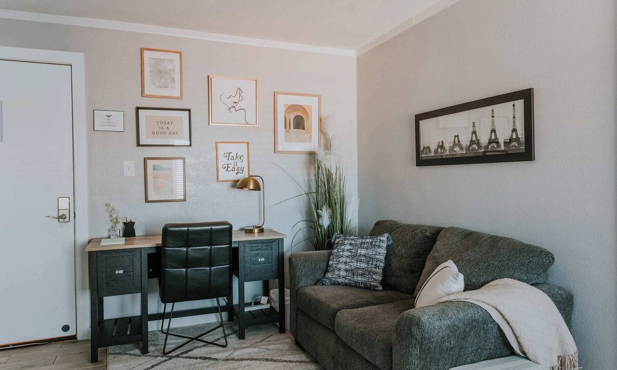 Barths Apartment | Cozy Apt on 38th- Queen bed and desk