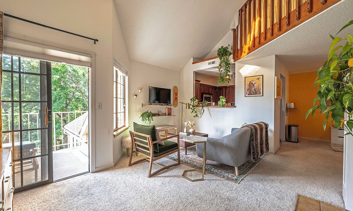 Gunbarrel Condo | Cozy Boho Hideaway -Sunlight, Workspace, Trails & Hot Tub