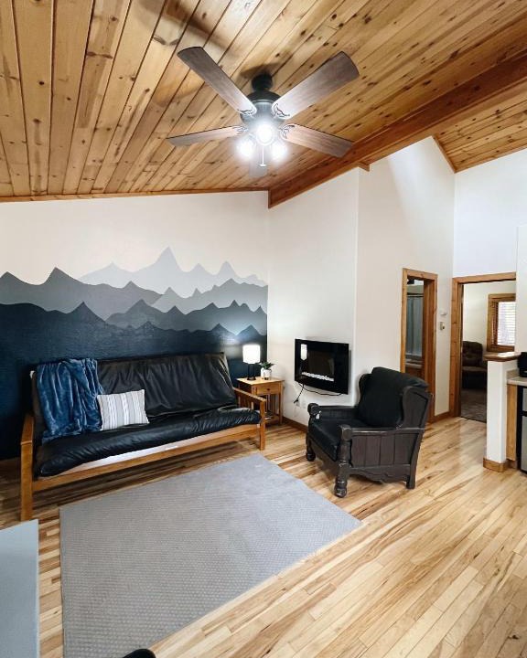 Woodland Park Bed & Breakfast | Cozy Cabin suite bed and breakfast