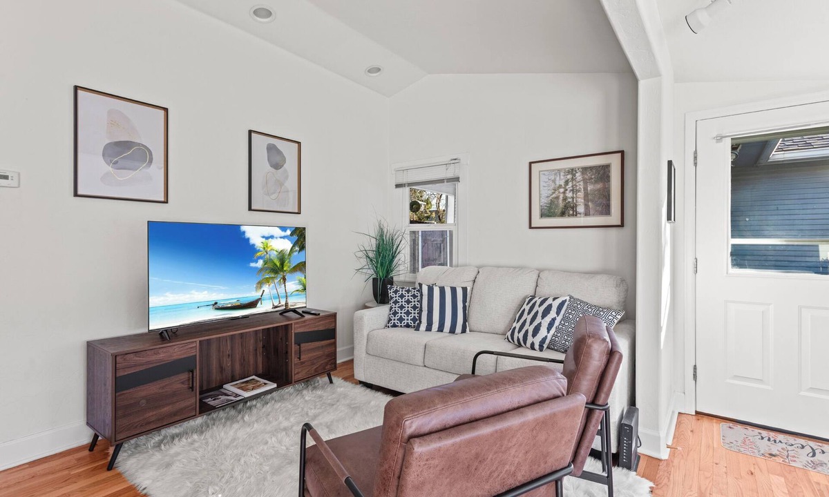 Englewood Cottage | Cozy Cottage With Garage