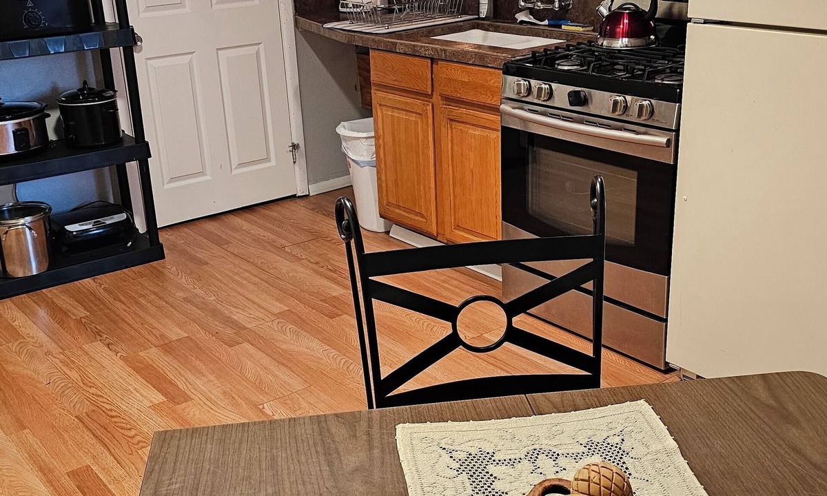 Craig House | Cozy little apartment in a quiet neighborhood in town. Dog friendly.