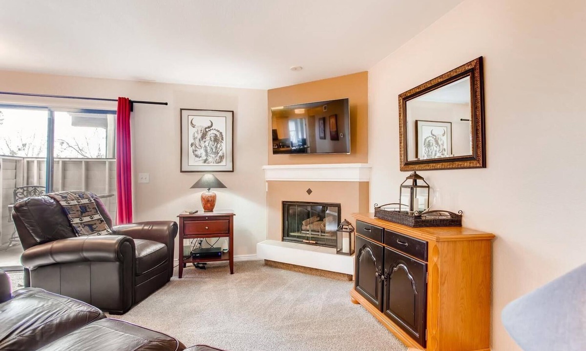 Greenwood Village Condo | Cozy main floor 2-bedroom condo with pool & fitness area