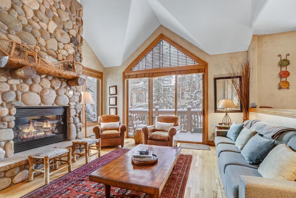 Edwards House | Cozy Mountain 4-Bedroom Retreat in Arrowhead Village townhouse