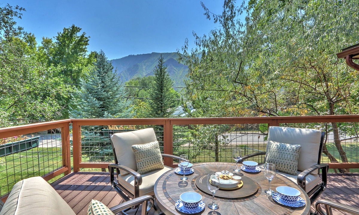 Glenwood Springs House | Cozy Mountain Home w/NEW Hot Tub, Firepit & Deck w/Views, 5 Mi. 2 Pools!
