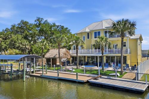 Dixie Shores House | Crystal River Waterfront 5BR w Dock - Sleeps 11 - Bayshore Getaway