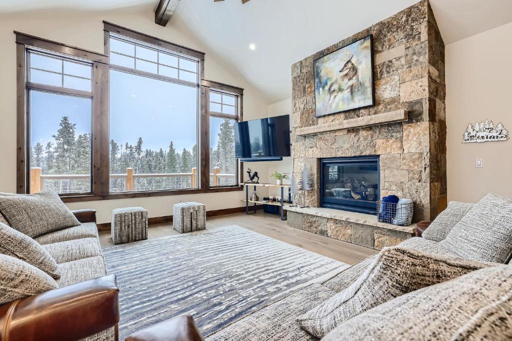 Baldy Mountain House | Deere Retreat Home Hot Tub Stylish