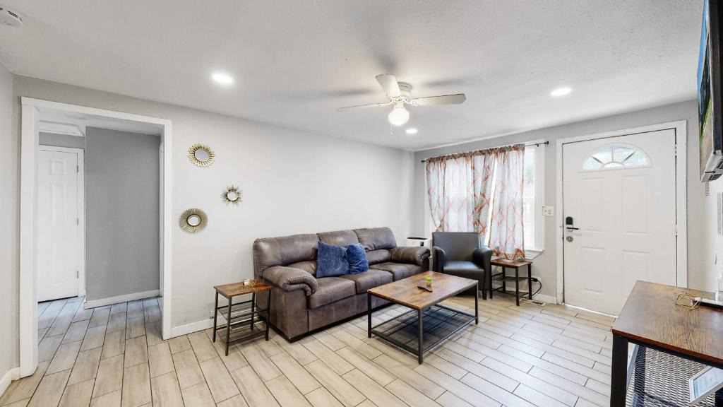 Dupont House | Denver 1 Bedroom w King Bed Dog Friendly Unit