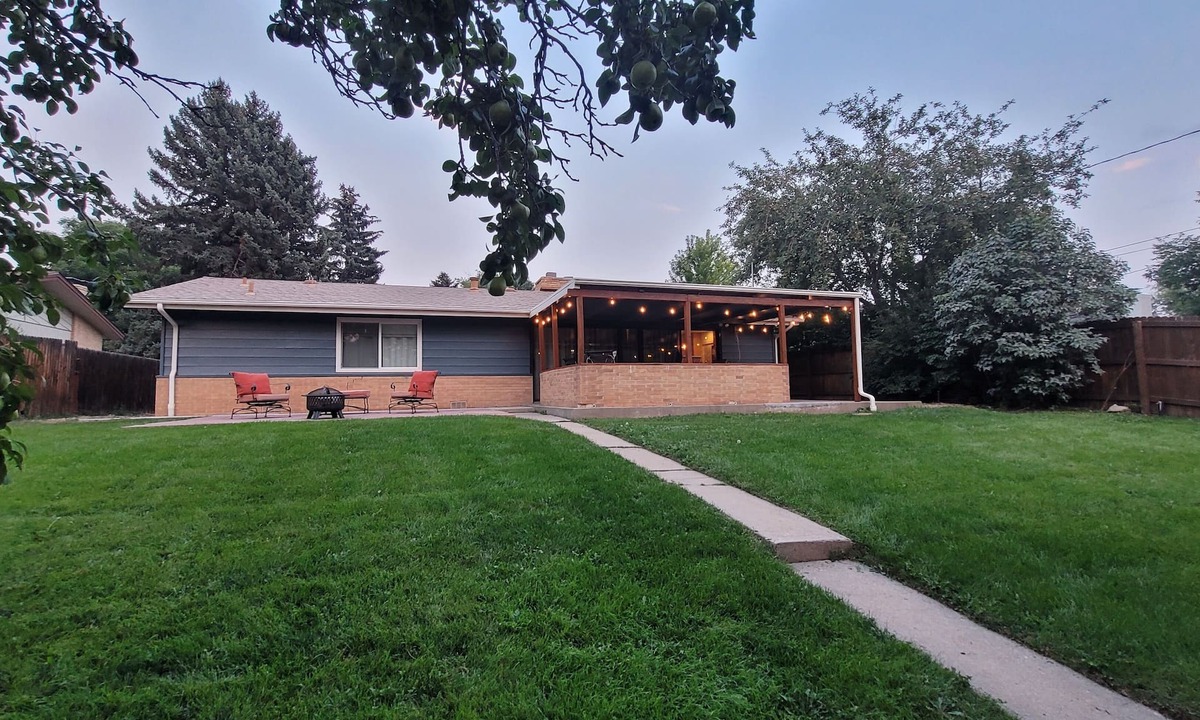 Southeast House | ♡Denver-Central: Cozy Bungalow w/dual fireplace, open kitchen & private yard