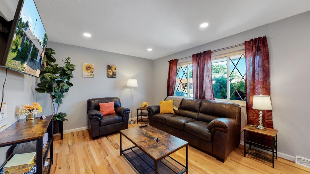 Dupont House | Denver Remodeled 2 King Beds Large yard Upper Unit