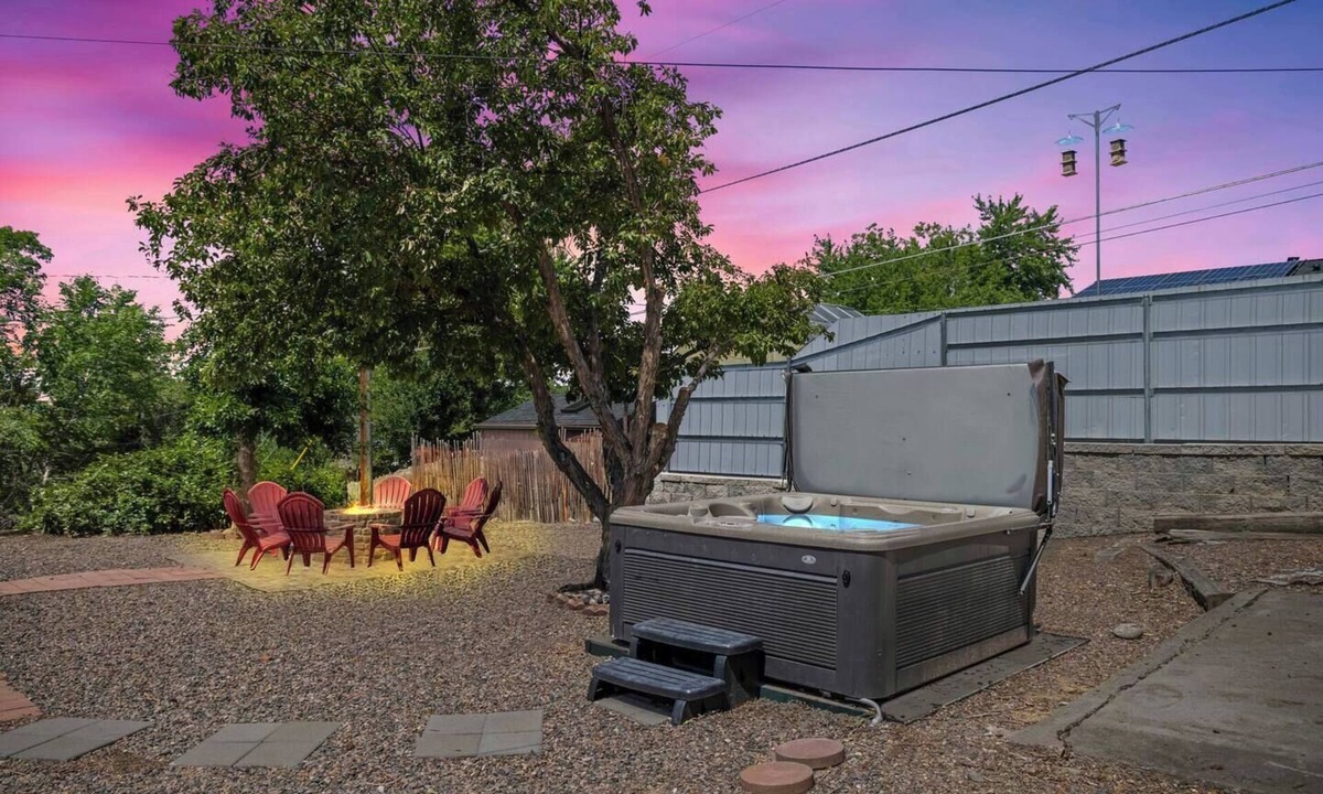 Dupont House | Denver Retreat Hot tub+Firepit+Games Fast Wifi