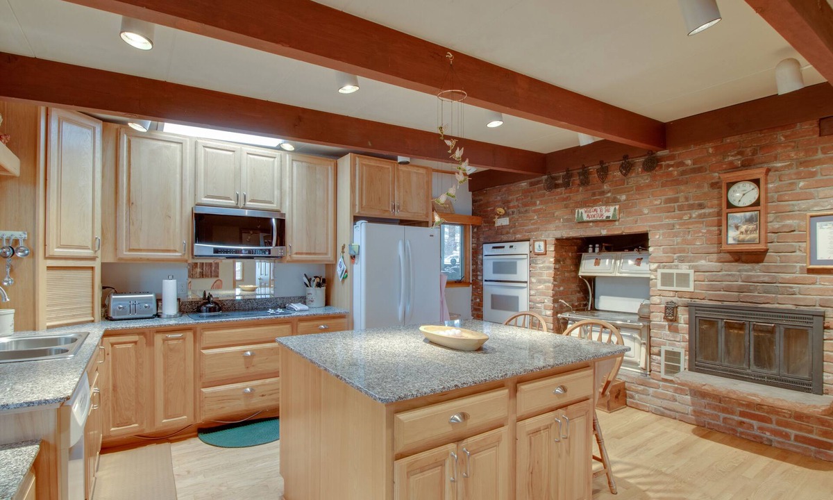 Lyons House | Dog-friendly mountain haven with full kitchen, furnished patio, & forest views
