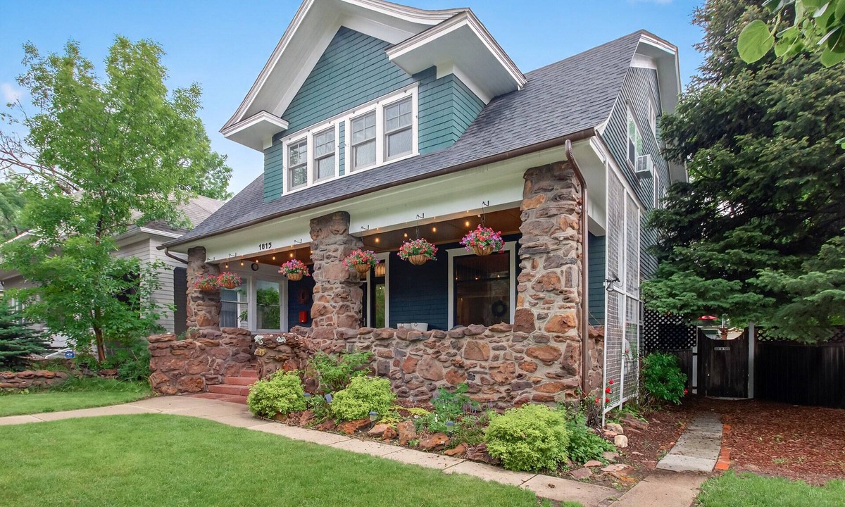 Old North End House | Downtown, 6 kings, Sleeps 14+, Game Room, Courtyard, Hot Tub