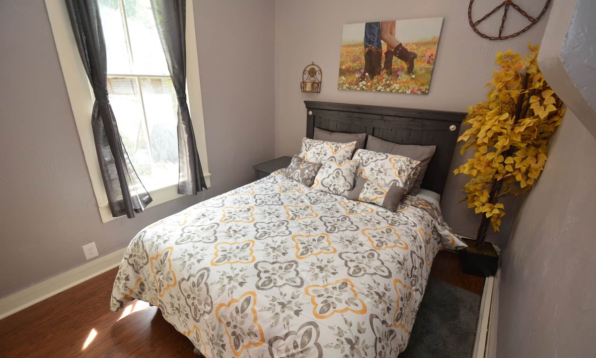 Manitou Springs Apartment | Downtown Manitou Springs