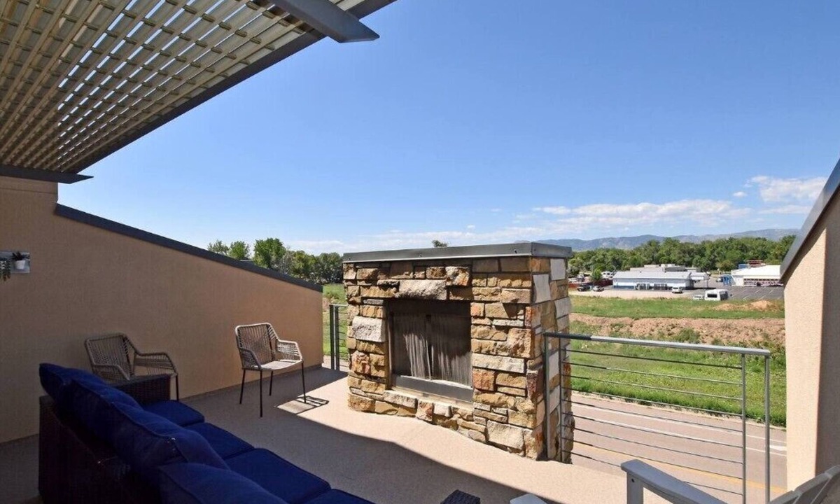 Old Town North House | Elegant Mountain Haven | King Bed & Fireplaces